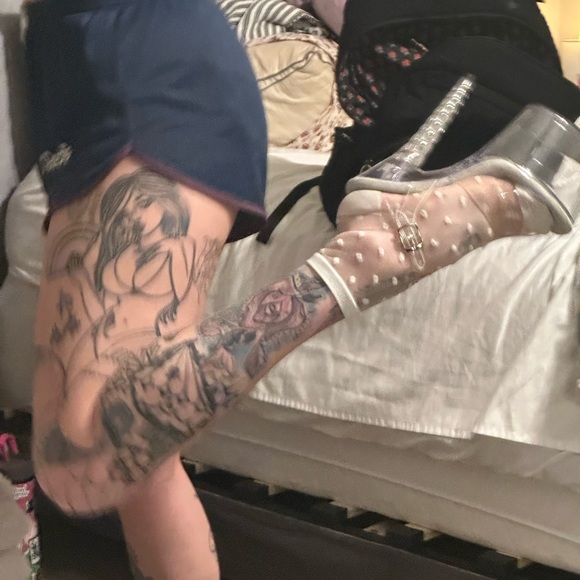 Hello Girlies - Picture 2 of 15